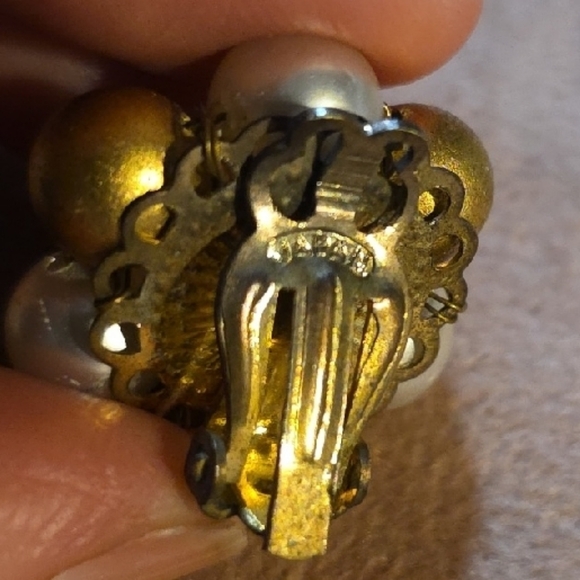 Vintage Japan Gold and Pearl Flower Earrings - Picture 3 of 3